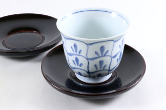茶托 だるま型 溜塗と白い湯呑み茶碗